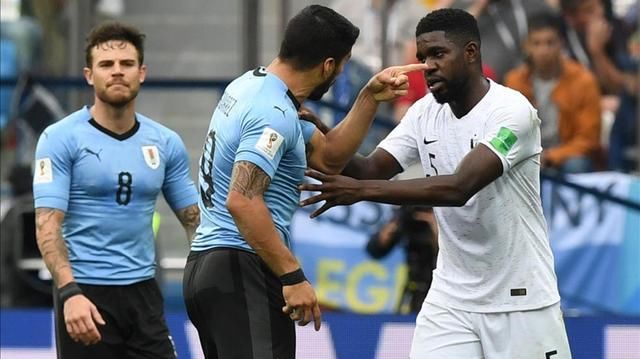 世界杯赛场巴萨球员紧张一幕,苏牙表情狰狞怒