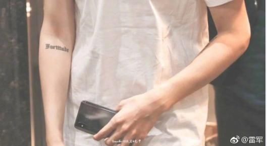 吴亦凡手持小米8探索版在机场亮相,被黄牛疯炒