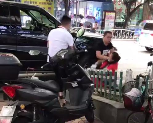 眉山城管相关负责人介绍，当地派出所已经介入调查，这名环卫工正在眉山市人民医院进行检查治疗，城管部门已安排人员照看该名受伤环卫工人。