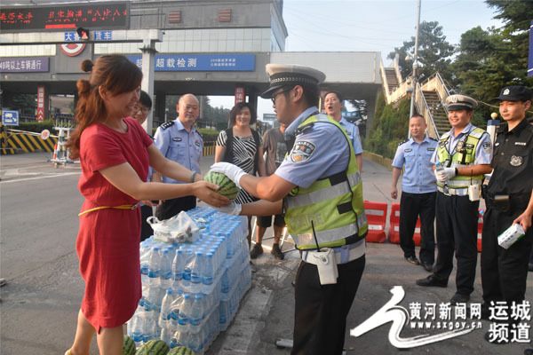 山西省平陆县知音志愿服务协会为民警送解暑降温物品