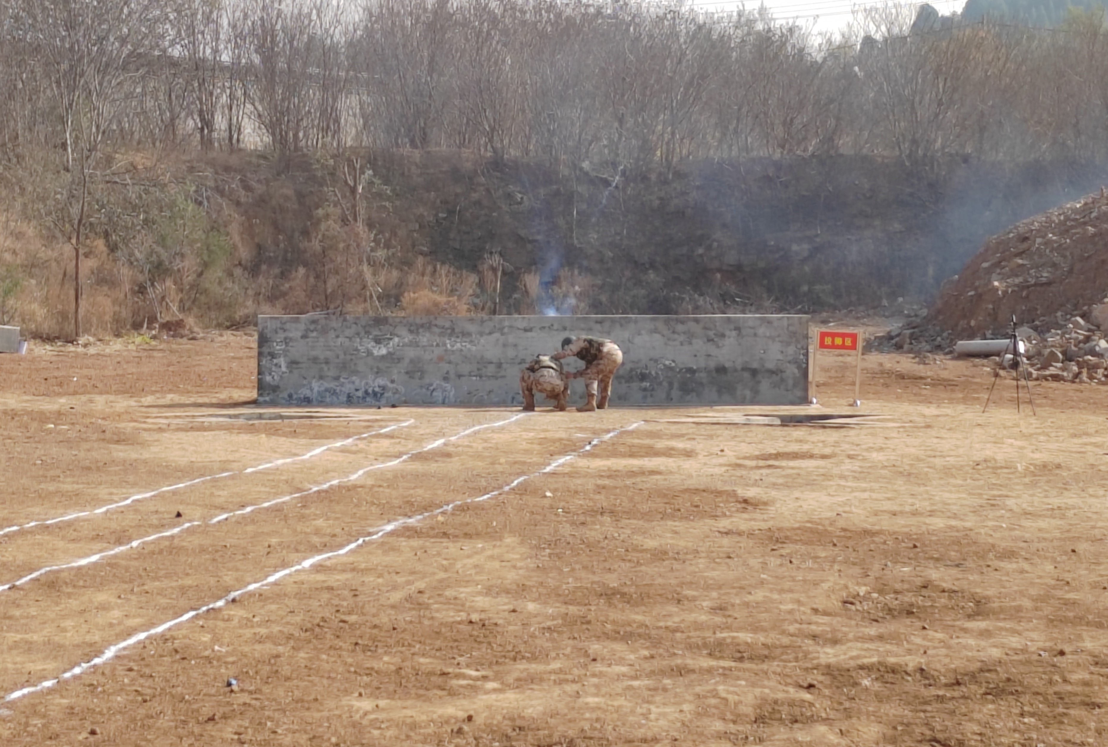 硝烟弥漫!直击新兵首次手榴弹实投高“燃”现场!_北京时间