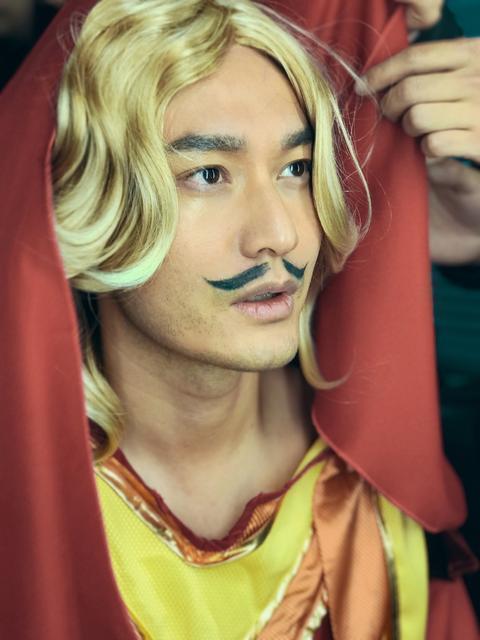 黄晓明戴金色假发配小胡子画风妖娆辣眼睛 黄晓明戴金色假发配小胡子画风妖娆辣眼睛