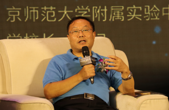 人大附中党委书记,副校长周建华.