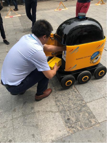 世界杯期间无人车快递小哥亮相苏宁小店 0元