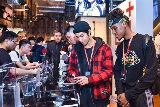 国产手机一加6美国开售排长龙,抢购风潮直逼i