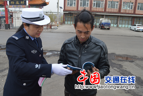 宁武交警清明节前深入开展七进宣传工作