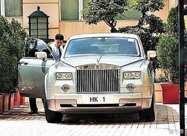 座驾挂香港一号车牌,今96岁坐保姆车出行