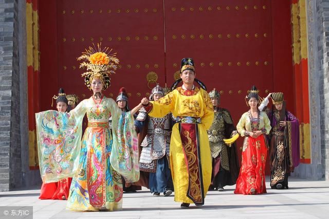 那么一位皇后,为了灭小三的威风,当着皇帝面扇