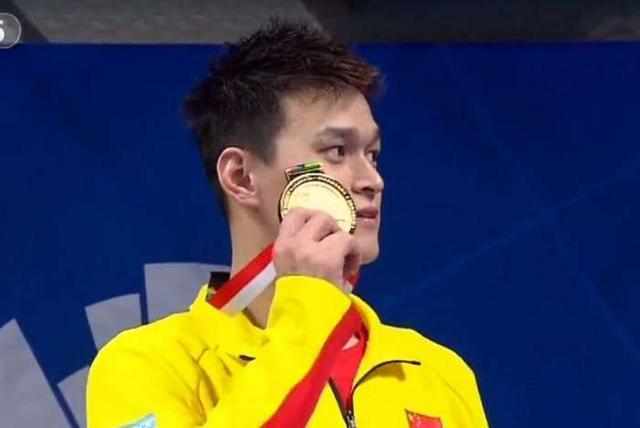 孙杨夺冠,国旗掉落,孙杨20秒3次,要求重新升旗