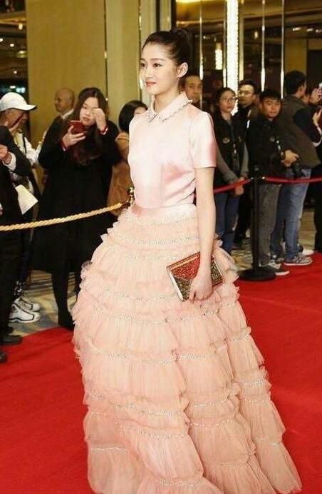 迪丽热巴和关晓彤同穿蛋糕裙,一个高贵,一个土