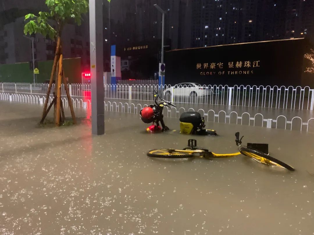 图集|暴雨“奇袭”广州，缓解35℃高温__凤凰网