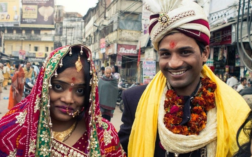 印度人来到中国旅游,非要用手吃饭,到上菜的时候却沉默了!