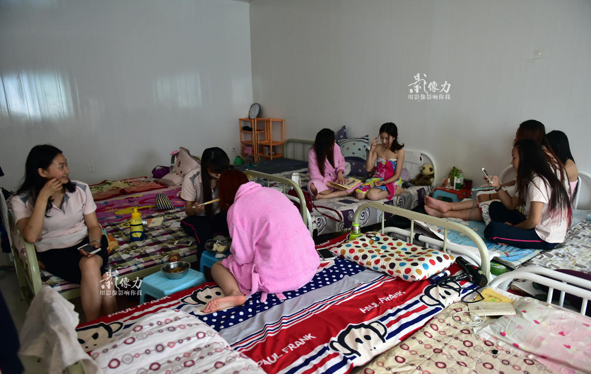 在海底世界,姑娘们是“美人鱼”姐妹,在现实生活中,她们是彼此的“闺蜜”好朋友。休息间隙,姑娘们坐在一起聊天。