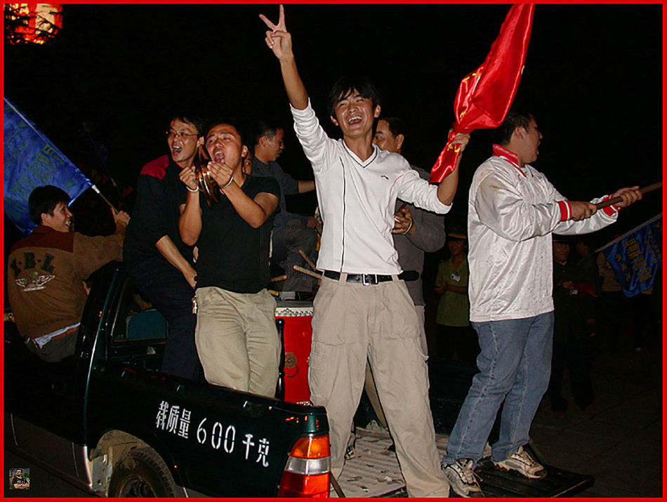 国足第一次打进世界杯的欢庆场面,我们多想再