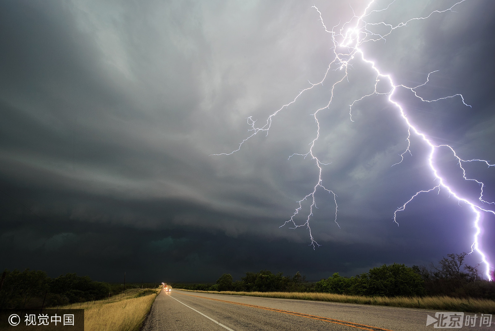 为拍这几张罕见照片 摄影师差点被雷电劈中 为拍这几张罕见照片 摄影师差点被雷电劈中
