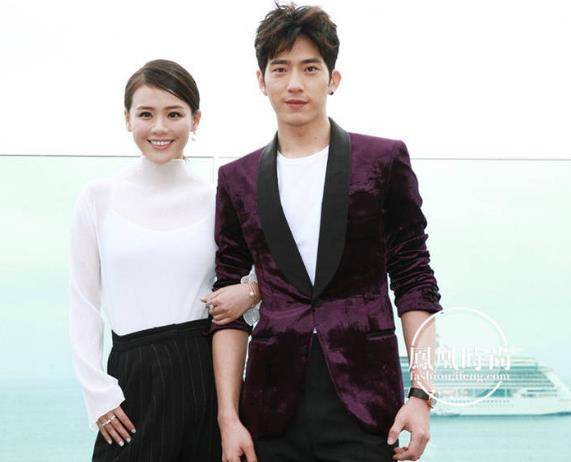 井柏然和马思纯盛装亮相却无奈被拦在红毯之外.