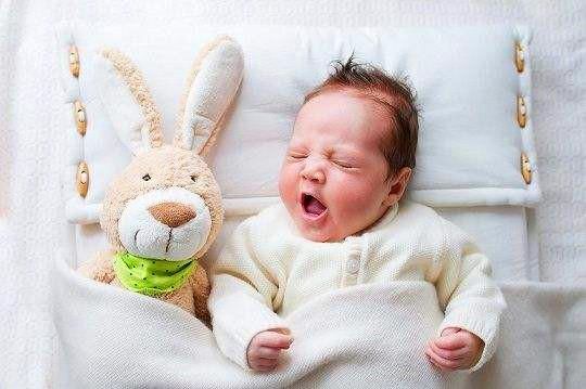 宝宝睡觉总是惊醒大哭?爸妈知道这5个原因,心