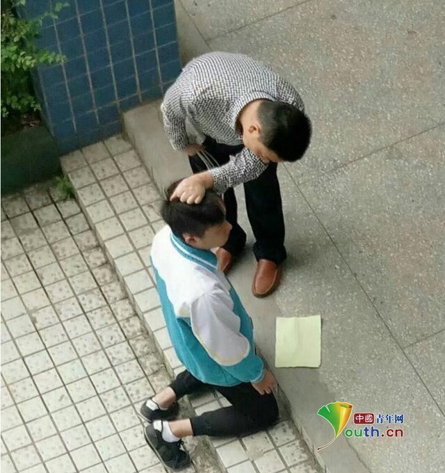 教师当众对学生施暴 学生列队等老师殴打