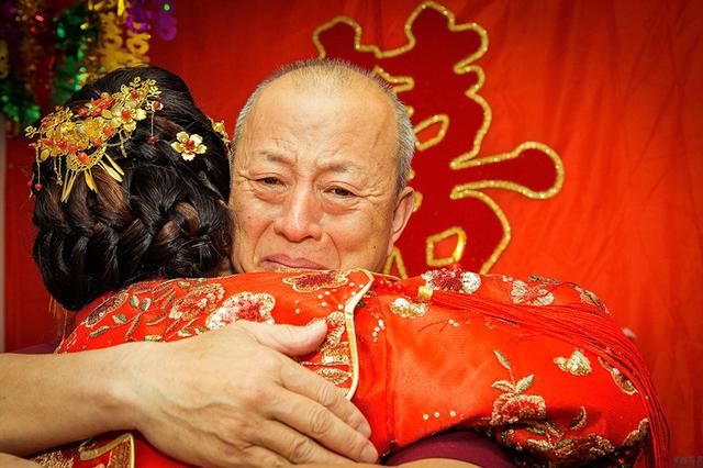 娘家无理狂收婆家三十万彩礼,陪嫁就给张银行