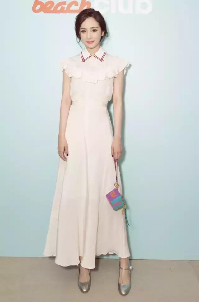 女明星夏天都爱穿的小白裙,这样搭才洋气显瘦