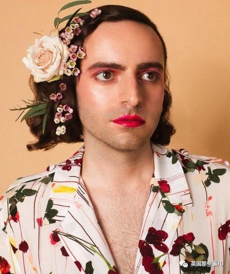 "妈妈,这个叔叔为什么穿裙子涂口红?好奇怪哦~"