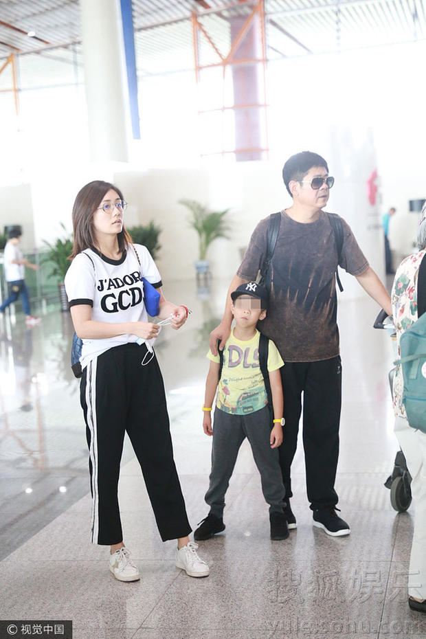 刘芸携儿子出行 Jagger对镜头挤眼搞怪 刘芸携儿子出行 Jagger对镜头挤眼搞怪