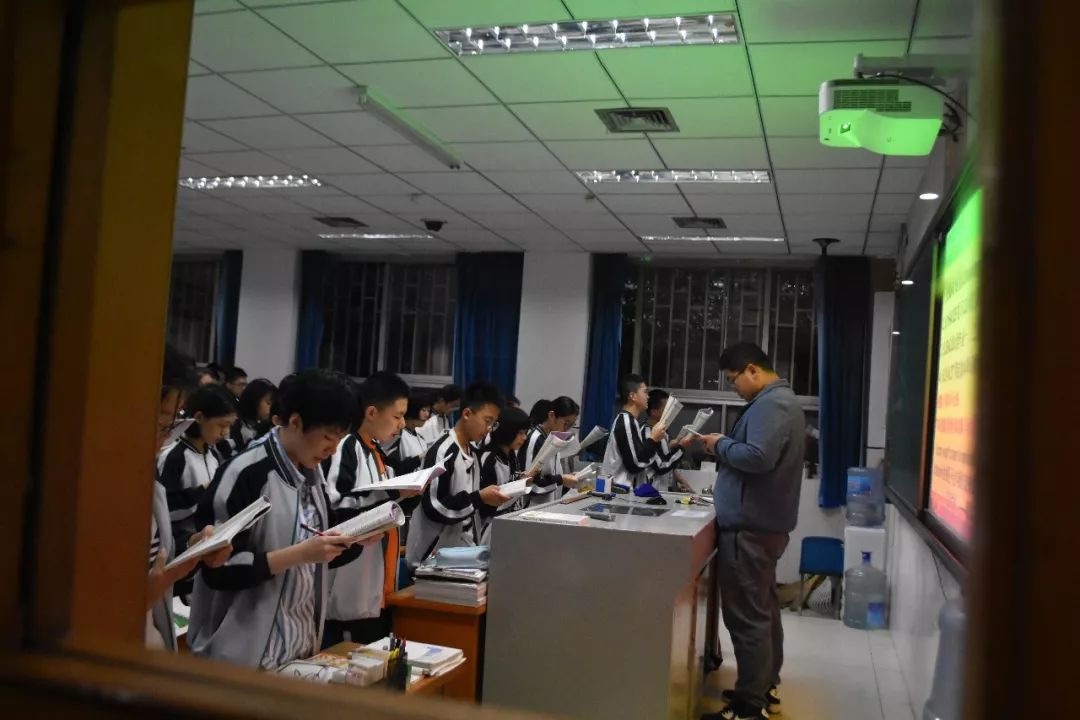 早上六点，开始早读，学生们都是站着早读的。