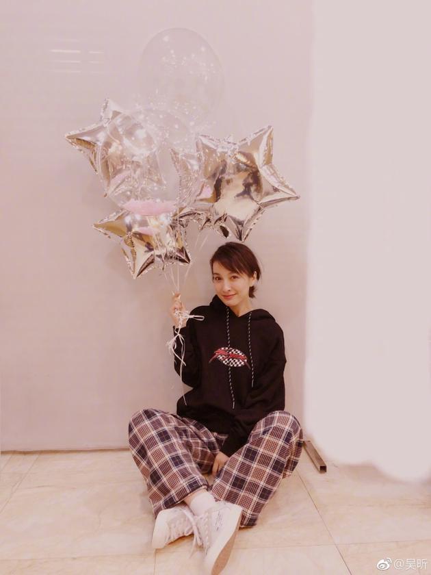 吴昕身穿黑色连帽卫衣配格子阔腿裤 满满少女