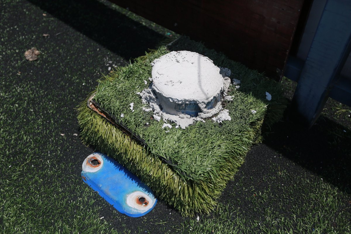 图为被彻底毁坏的夜间灯光设备。