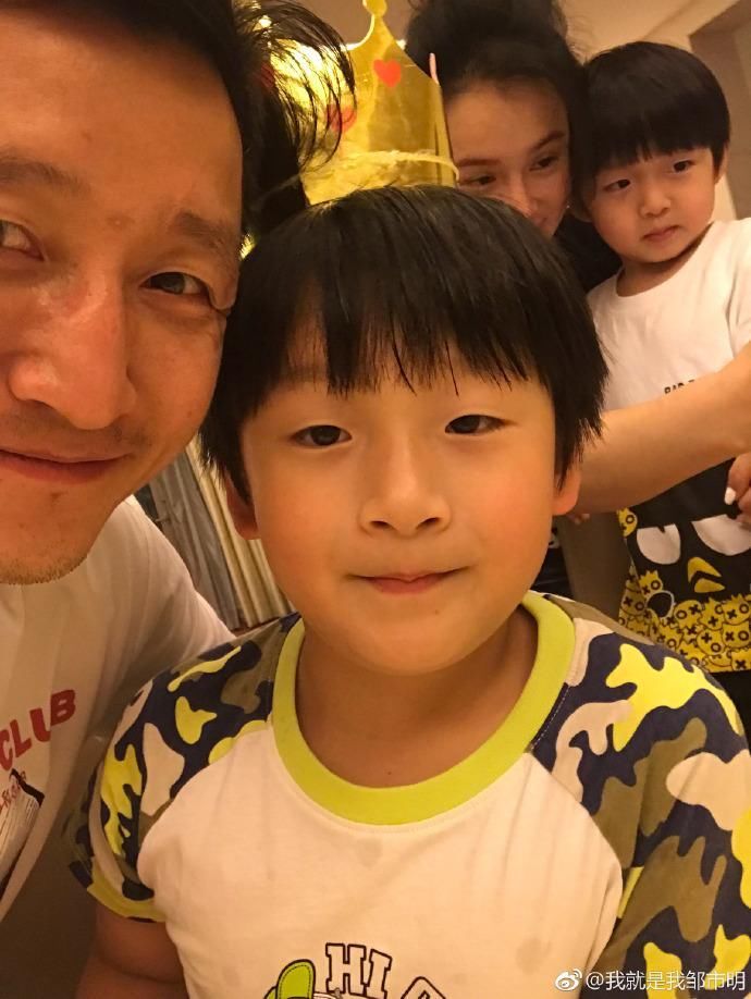 邹市明冉莹颖为轩轩庆生 网友:挺好,不铺张浪费,不作秀