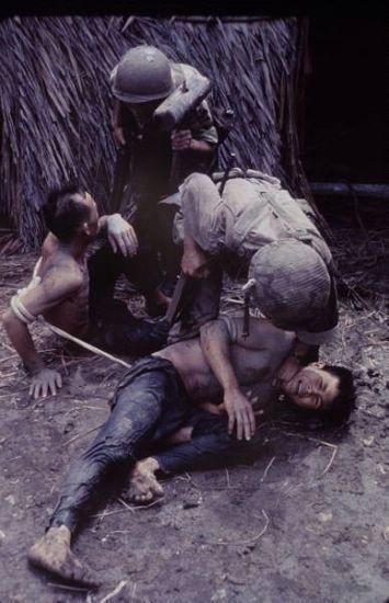 两名越南男子在被美军严刑拷打,这些毫无人性可言