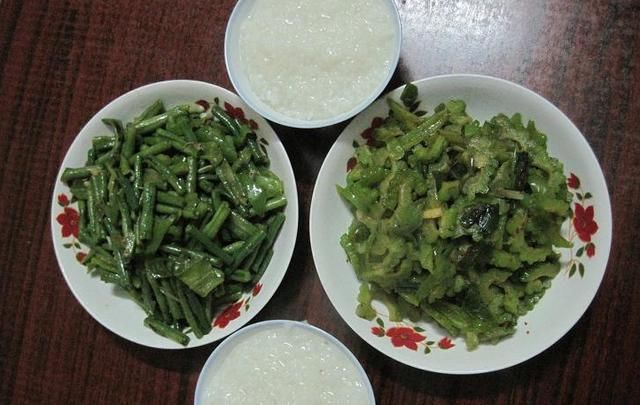 实拍:家庭月收入八千的贫困夫妻俩的一日三餐