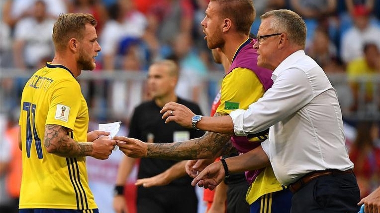 世界杯赛场再现神秘小纸条 上面写啥最管用? 世界杯赛场再现神秘小纸条 上面写啥最管用?