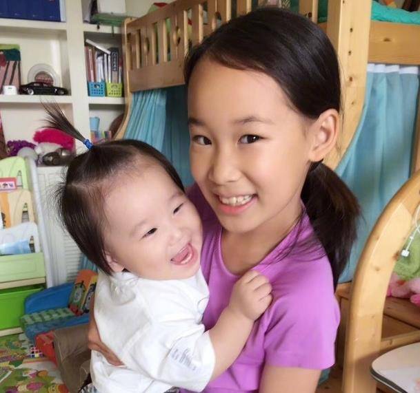 赵文卓三个宝贝亲昵玩耍 小女儿扎辫子萌态百出