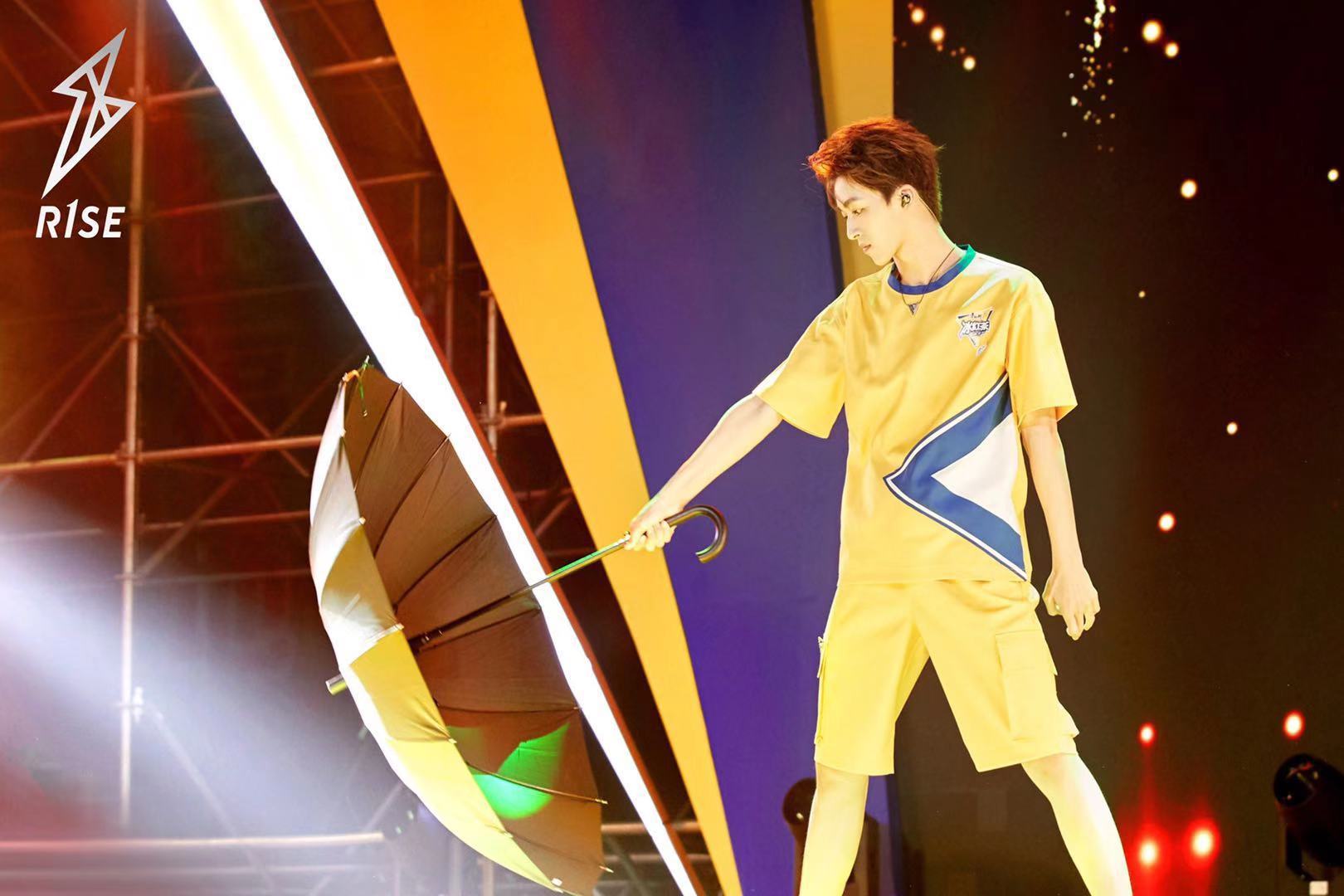 R1SE周震南何洛洛夏之光出席见面会(图2) R1SE周震南何洛洛夏之光出席见面会(图2)