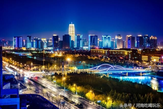 繁华的夜景,可以和国际大都市媲美.