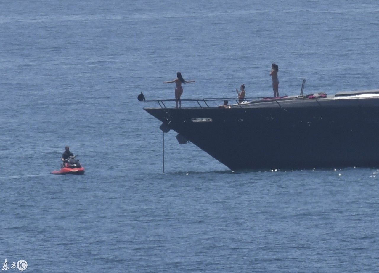 国家队打热身赛,C罗仍漂在海上度假,却无人批
