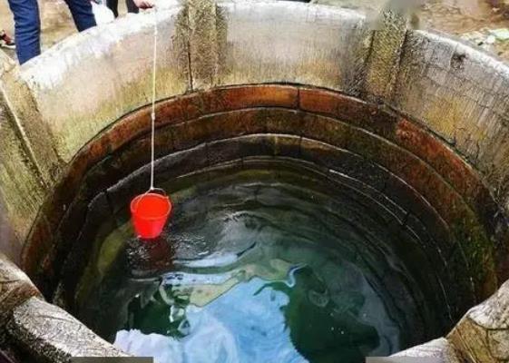 除此之外,英国还流行新年"打井水"的风俗,人们都争取第一个去打水