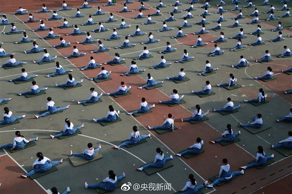 小学生课间操逆天:一字马+下腰 小学生课间操逆天:一字马+下腰