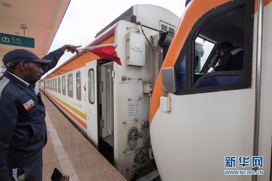 在本地员工的引导下，测试列车在肯尼亚苏苏瓦站掉头。 日前，由中国交通建设股份有限公司承建的肯尼亚内罗毕－马拉巴标轨铁路（内马铁路）项目联调联试工作全面启动。 新华社记者张宇摄