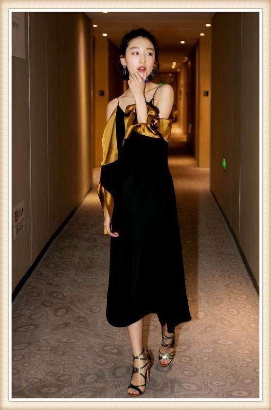 周冬雨夏天穿毛衣就算了,短裤还遮不住安全裤