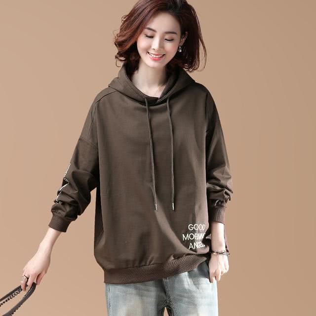 越来越多中年女性更爱穿卫衣,休闲宽松能遮肉