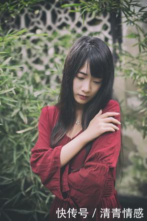 丈夫葬礼上妻子穿一身红裙子,婆婆打骂她,放出