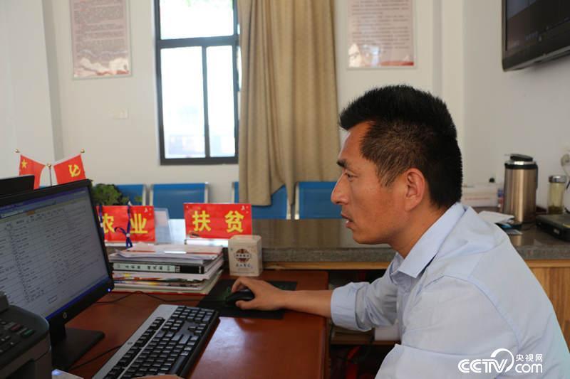 【砥砺奋进的五年】驻村扶贫队长郭逢春来了,村民们"笑醒"了