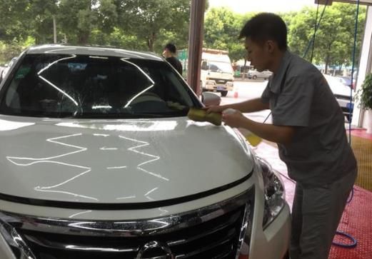 白色新车多久打一次蜡?教你1土方法,半年不打