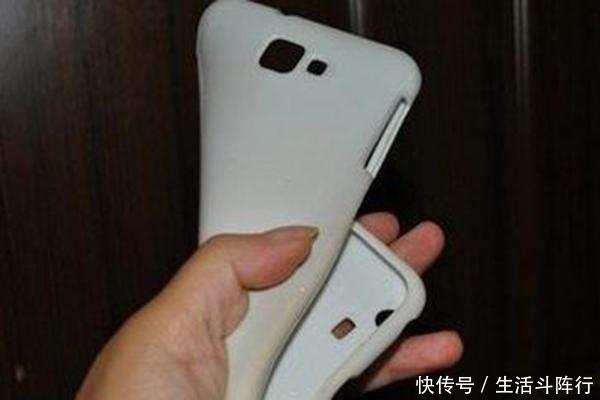 手机壳发黄了?别急着丢!用它泡一泡,旧壳也能