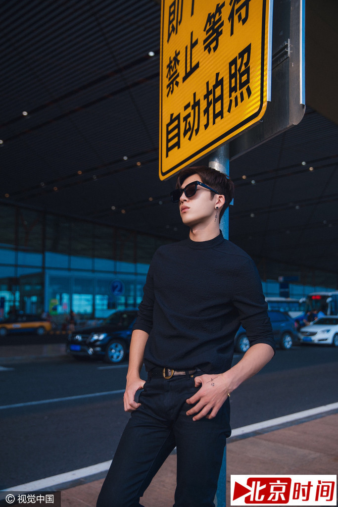 身着Juun.J from Joyce 黑色长袖，搭配Saint Laurent Paris黑色牛仔裤，脚踩Camper from IT 系带皮鞋，一身的all black造型酷劲十足。