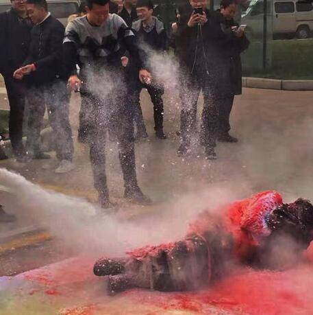 山西现恶俗婚闹 公公儿媳骑马背上互吻