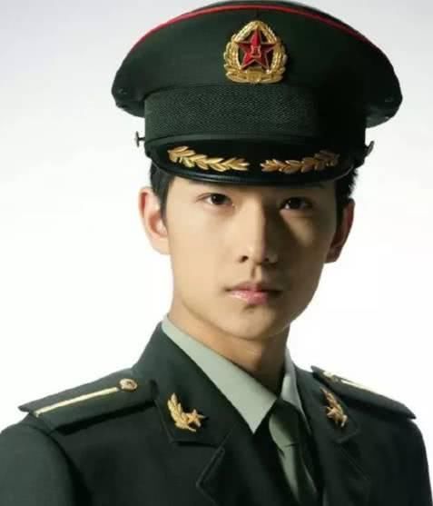 他们都是军人出身!杨洋一身戎装,韩红当年居然