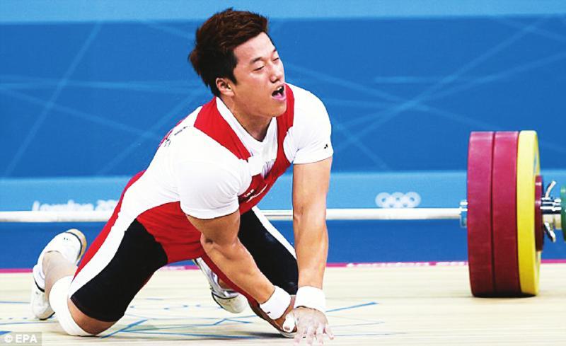 史载赫比赛受伤瞬间，十分痛苦伏地。